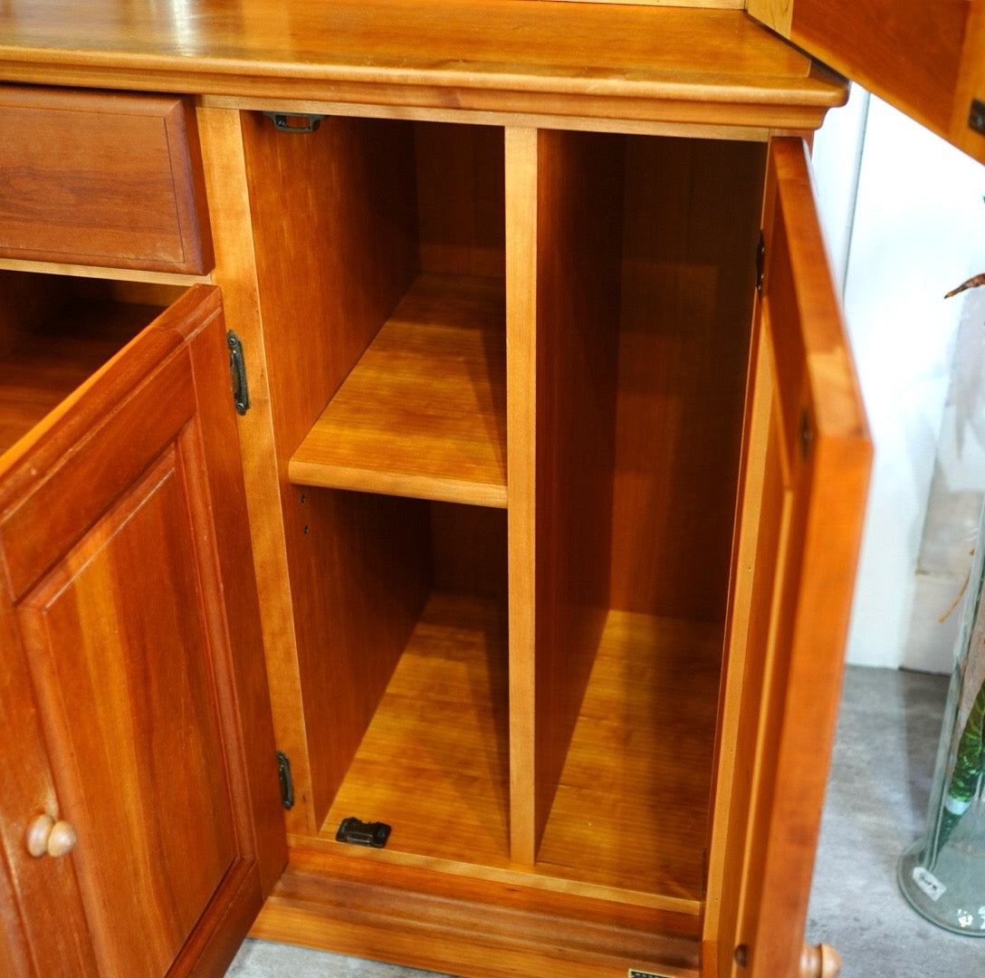 シャルドネ / CHARDONNAY アッサム / ASSEM カップボード