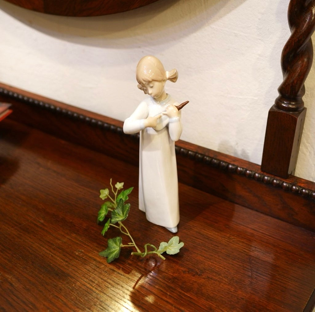 リヤドロ / LLADRO ウクレレを弾く少女 フィギュリン スペイン 磁器 