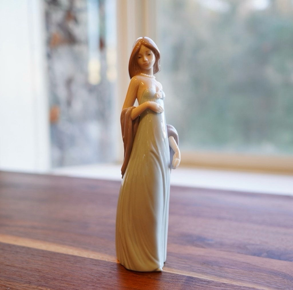 リヤドロ / LLADRO 少女フィギュリン スペイン 磁器 コレクション 置物 