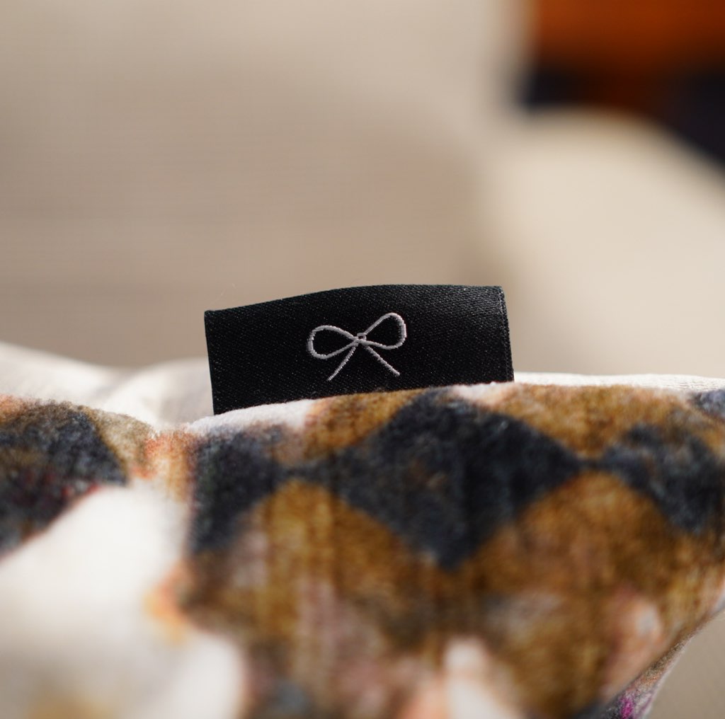 ブラックエディション / BLACK edition カレイド / Kaleido フェザークッション 55×55 展示品