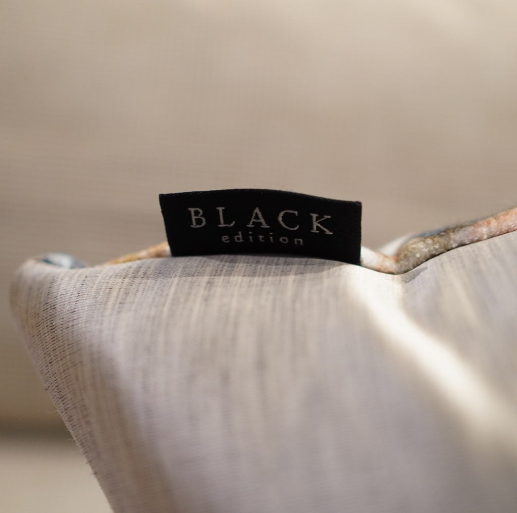 ブラックエディション / BLACK edition カレイド / Kaleido フェザークッション 55×55 展示品