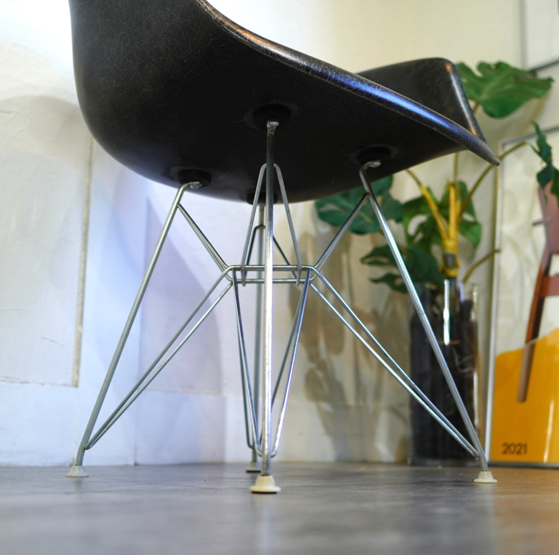 ハーマンミラー / Herman Miller アームシェルチェア エッフェルベース ブラック / Arm Shell Eiffel black チャールズ&レイ イームズ / Charles & Ray Eames