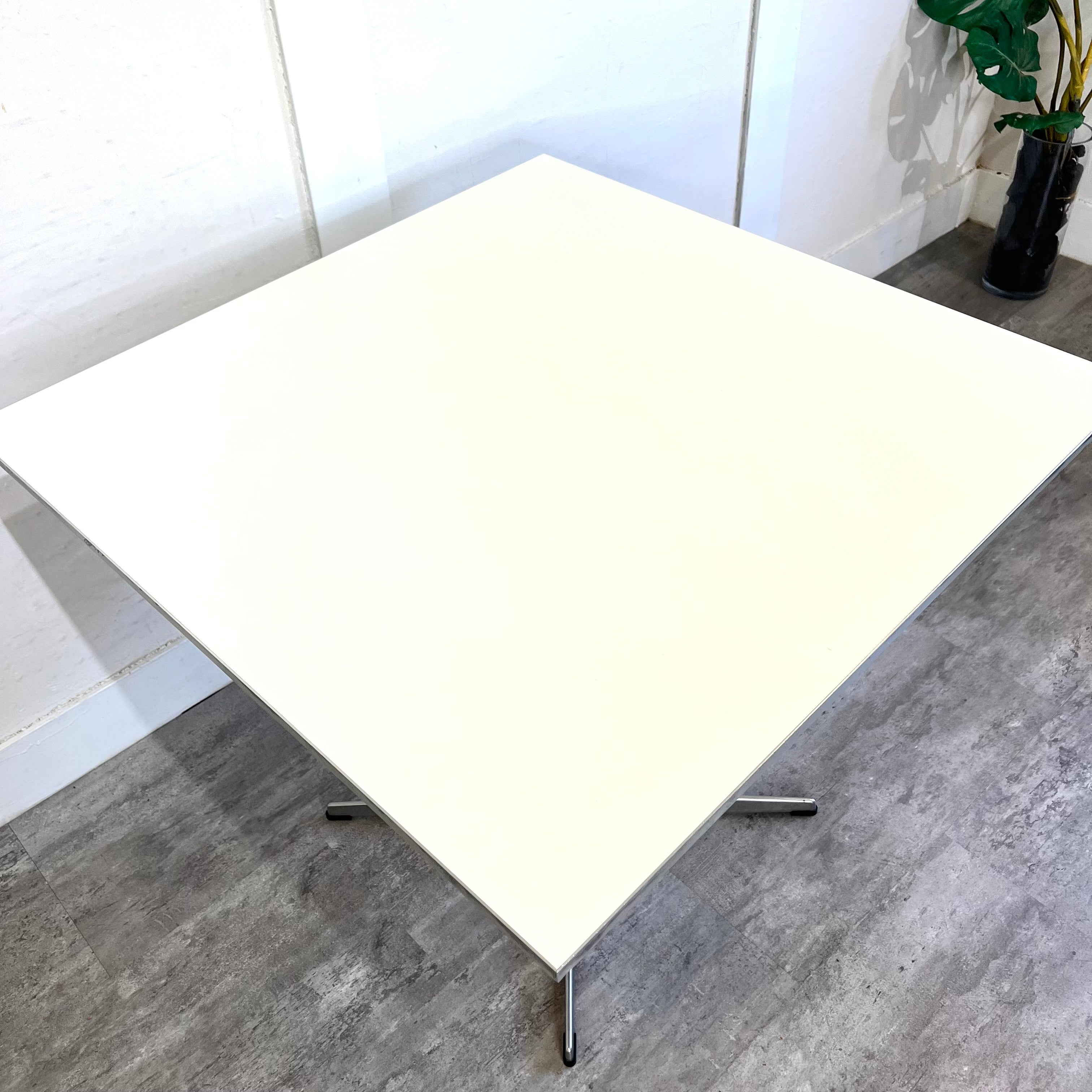 フリッツハンセン / FRITZ HANSEN テーブルシリーズ / table series 正方形 4スターベース アルネ・ヤコブゼン
