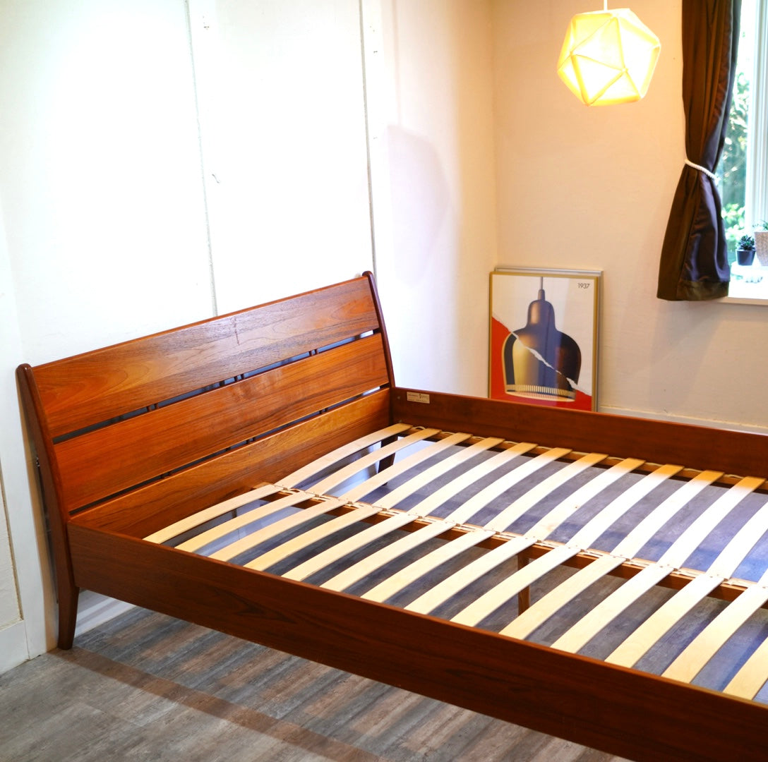 トーリング / Torring Möbelfabrik ダブルベッドフレーム チーク ヴィンテージ