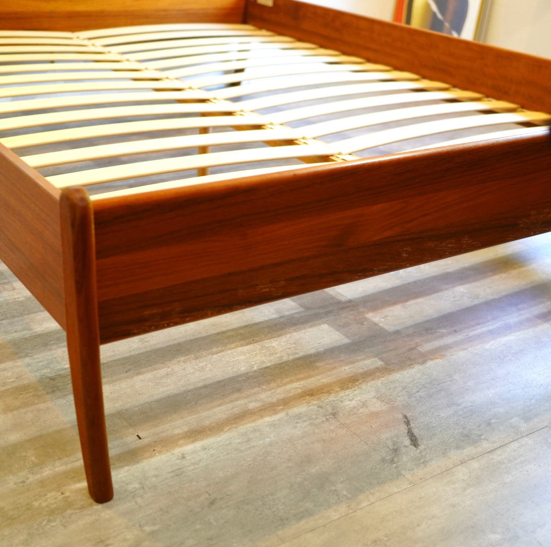トーリング / Torring Möbelfabrik ダブルベッドフレーム チーク ヴィンテージ