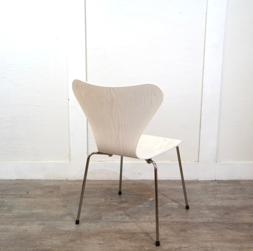 フリッツ・ハンセン / FRITZ HANSEN セブンチェア アルネ・ヤコブセン ホワイト カラードアッシュ