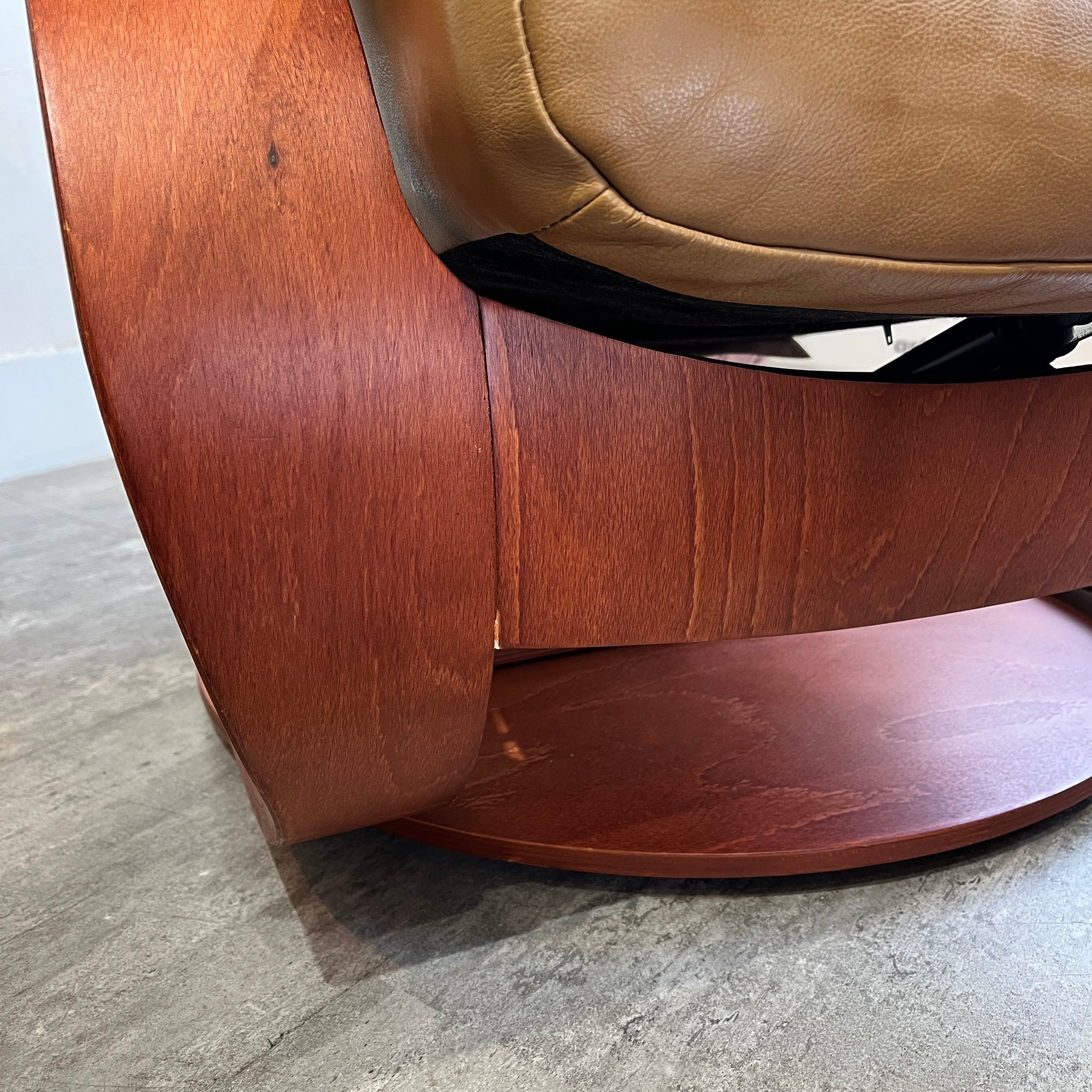 イエリアーダ / Hjellegjerde フィヨルド ウノ Cベースチェア フットスツール付き リクライニング 本革 ノルウェー