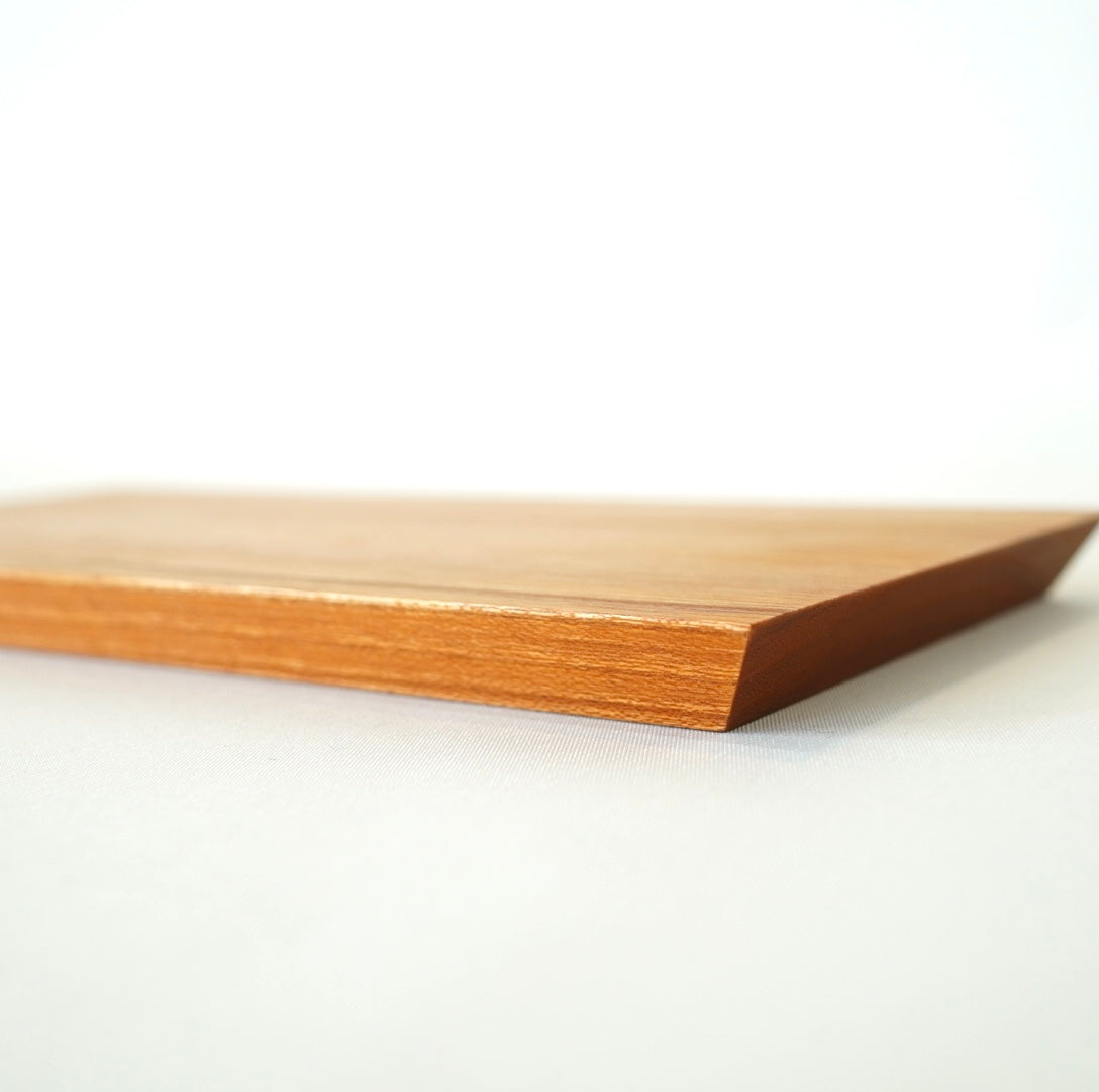 不要になった家具の木材から作った 折敷 【M】お盆 トレイ 無垢材 リバイブモブラープロジェクト