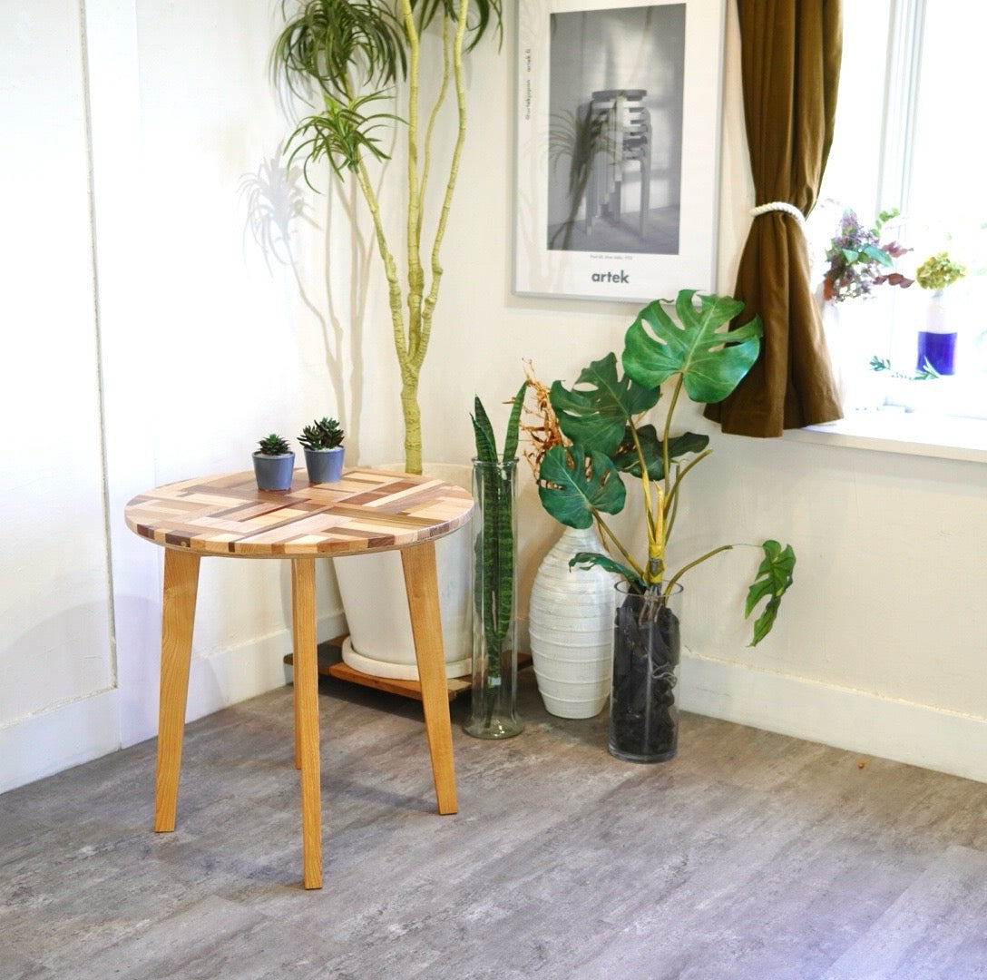 不要になった古い家具の木材から作ったスクラップウッドコーヒーテーブル サイドテーブル リバイブモブラープロジェクト