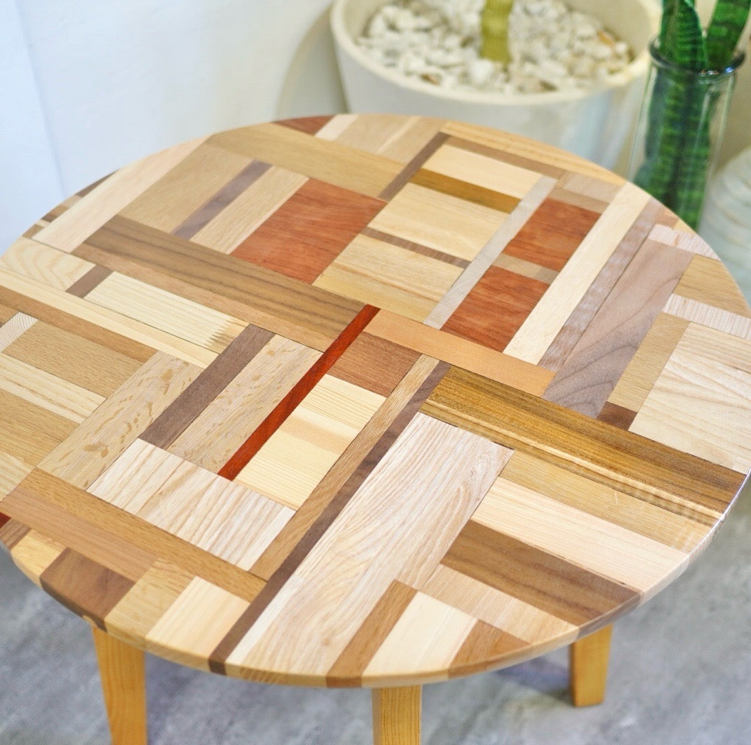 不要になった古い家具の木材から作ったスクラップウッドコーヒーテーブル サイドテーブル リバイブモブラープロジェクト