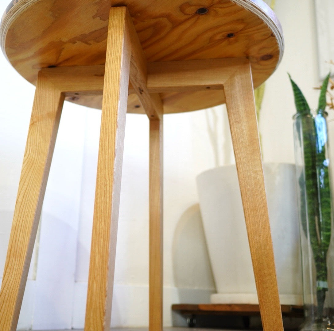 不要になった古い家具の木材から作ったスクラップウッドコーヒーテーブル サイドテーブル リバイブモブラープロジェクト