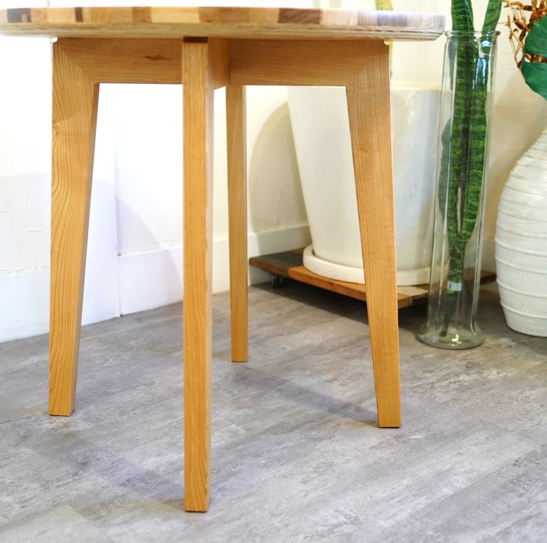 不要になった古い家具の木材から作ったスクラップウッドコーヒーテーブル サイドテーブル リバイブモブラープロジェクト