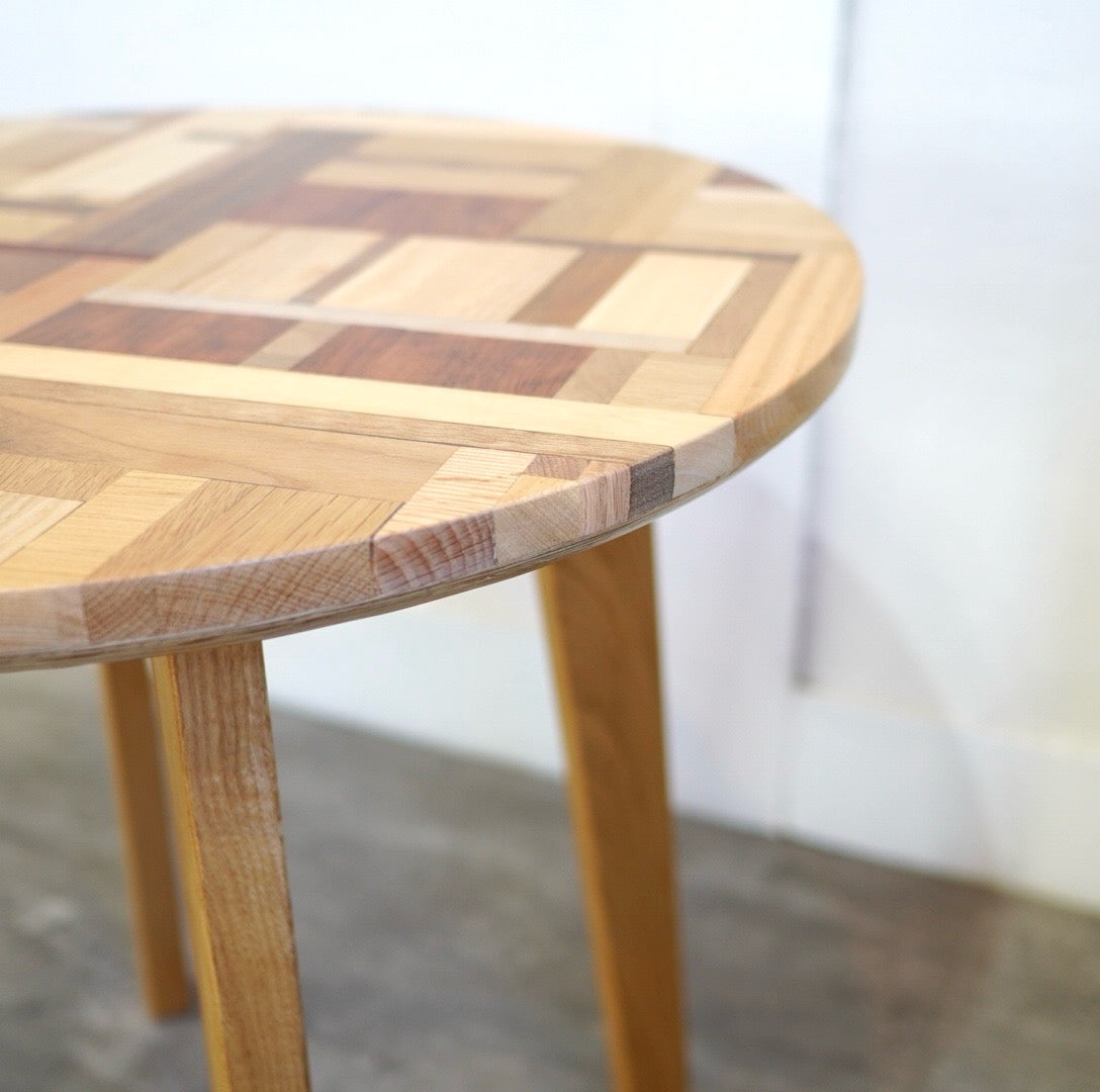 不要になった古い家具の木材から作ったスクラップウッドコーヒーテーブル サイドテーブル リバイブモブラープロジェクト