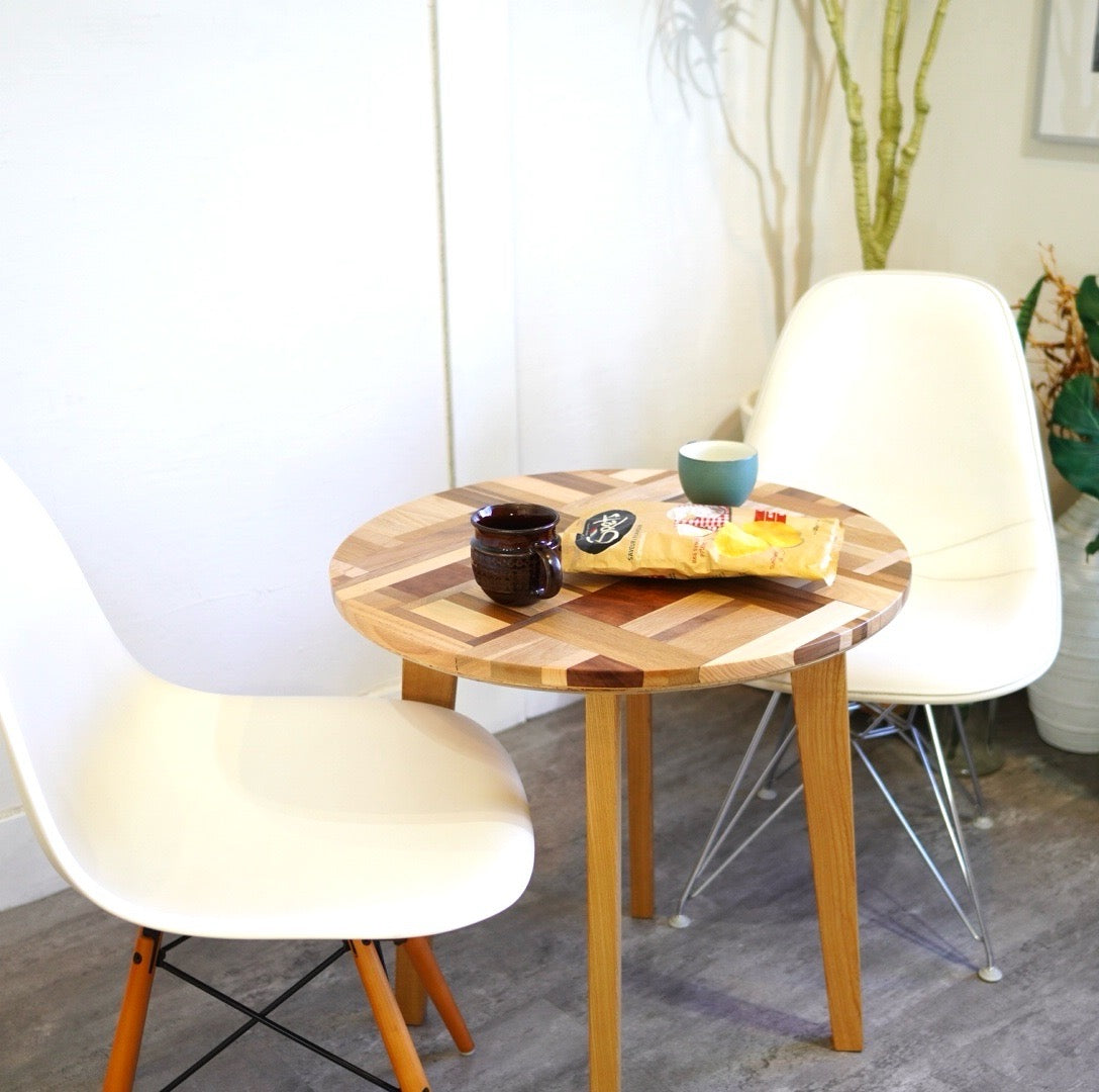 不要になった古い家具の木材から作ったスクラップウッドコーヒーテーブル サイドテーブル リバイブモブラープロジェクト