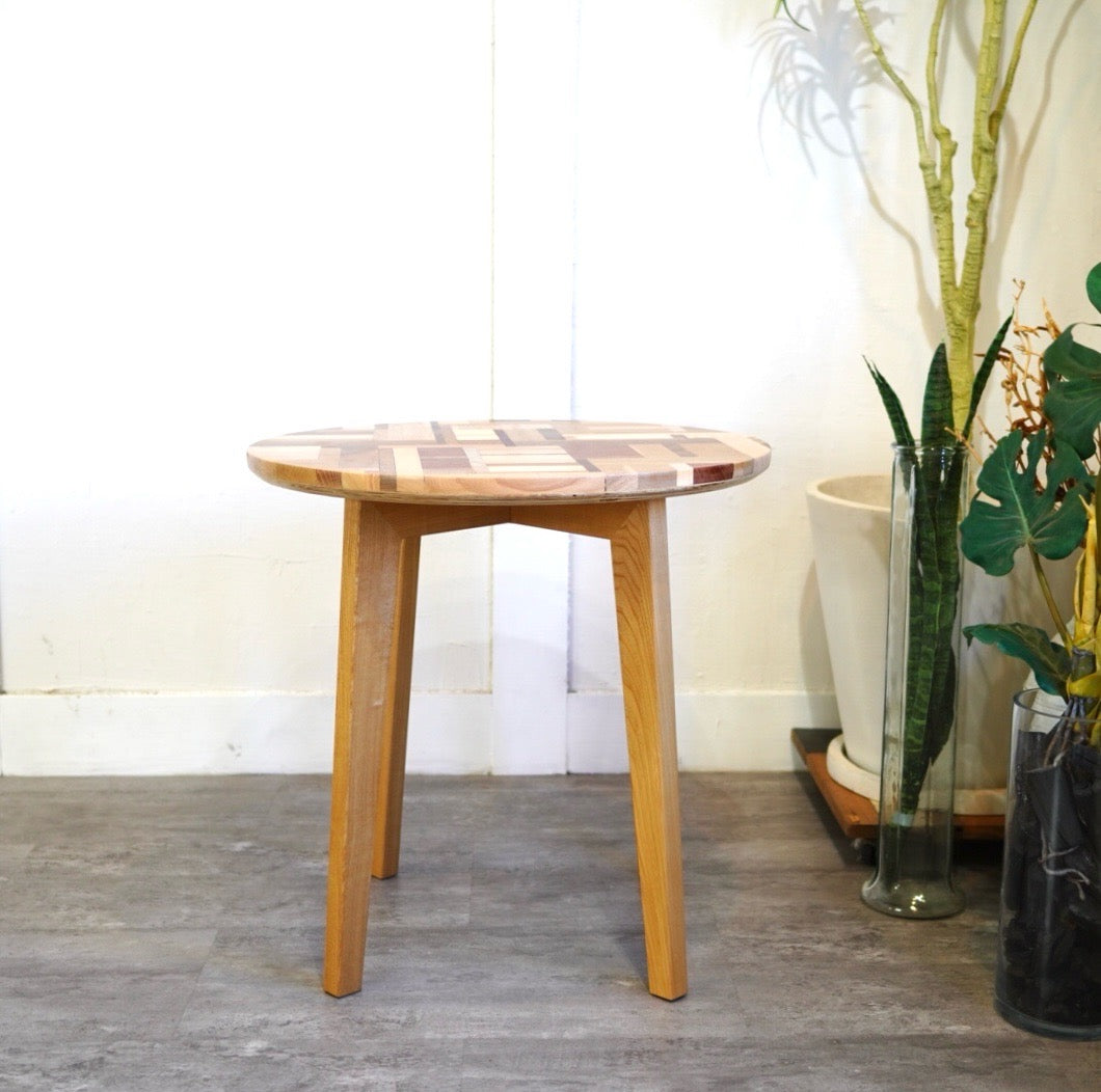 不要になった古い家具の木材から作ったスクラップウッドコーヒーテーブル サイドテーブル リバイブモブラープロジェクト