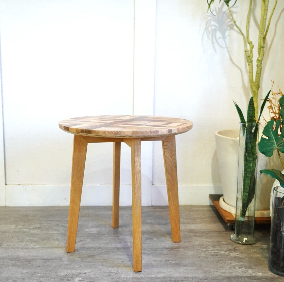 不要になった古い家具の木材から作ったスクラップウッドコーヒーテーブル サイドテーブル リバイブモブラープロジェクト