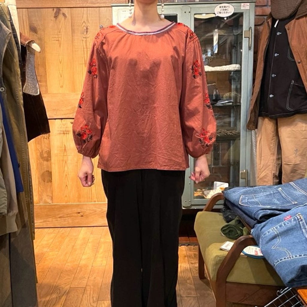 古着】刺繡袖ブラウス バラ柄 オレンジ ブラウン 花柄トップス 