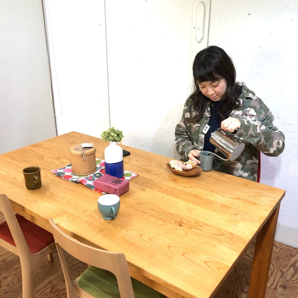 イクスス / ikususu ダイニングテーブル 引出し付き 無垢材 中古