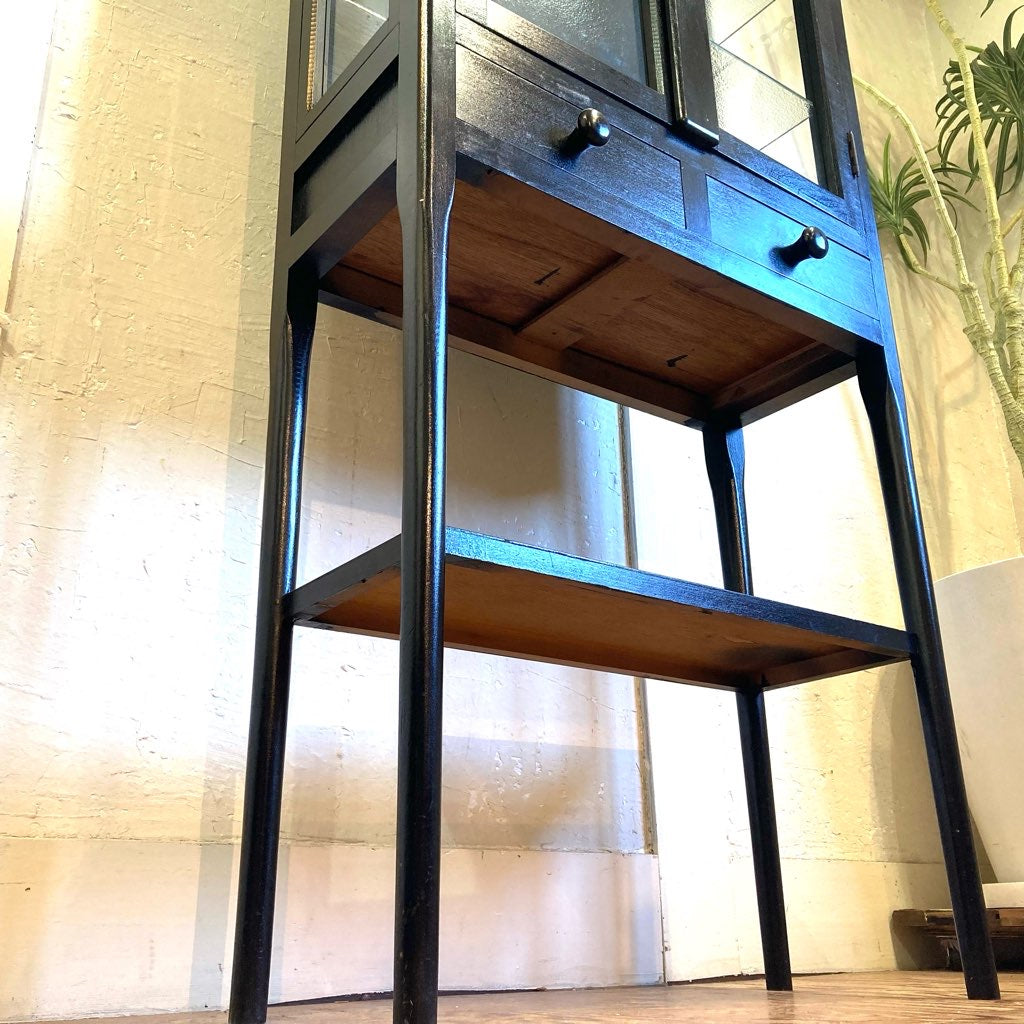 黒ペイントの古い医療棚 ケビント 飾り棚 レトロ アンティーク