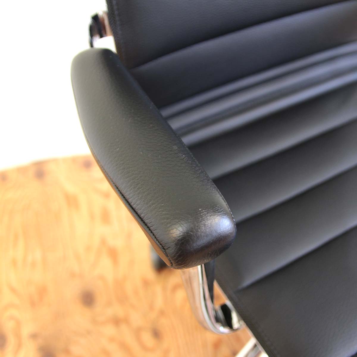 カッシーナ・イクスシー / Cassina ixc. ローリングフレームプラス ティルト キャスタースウィベルアームチェア アルベルト・メダ 中古