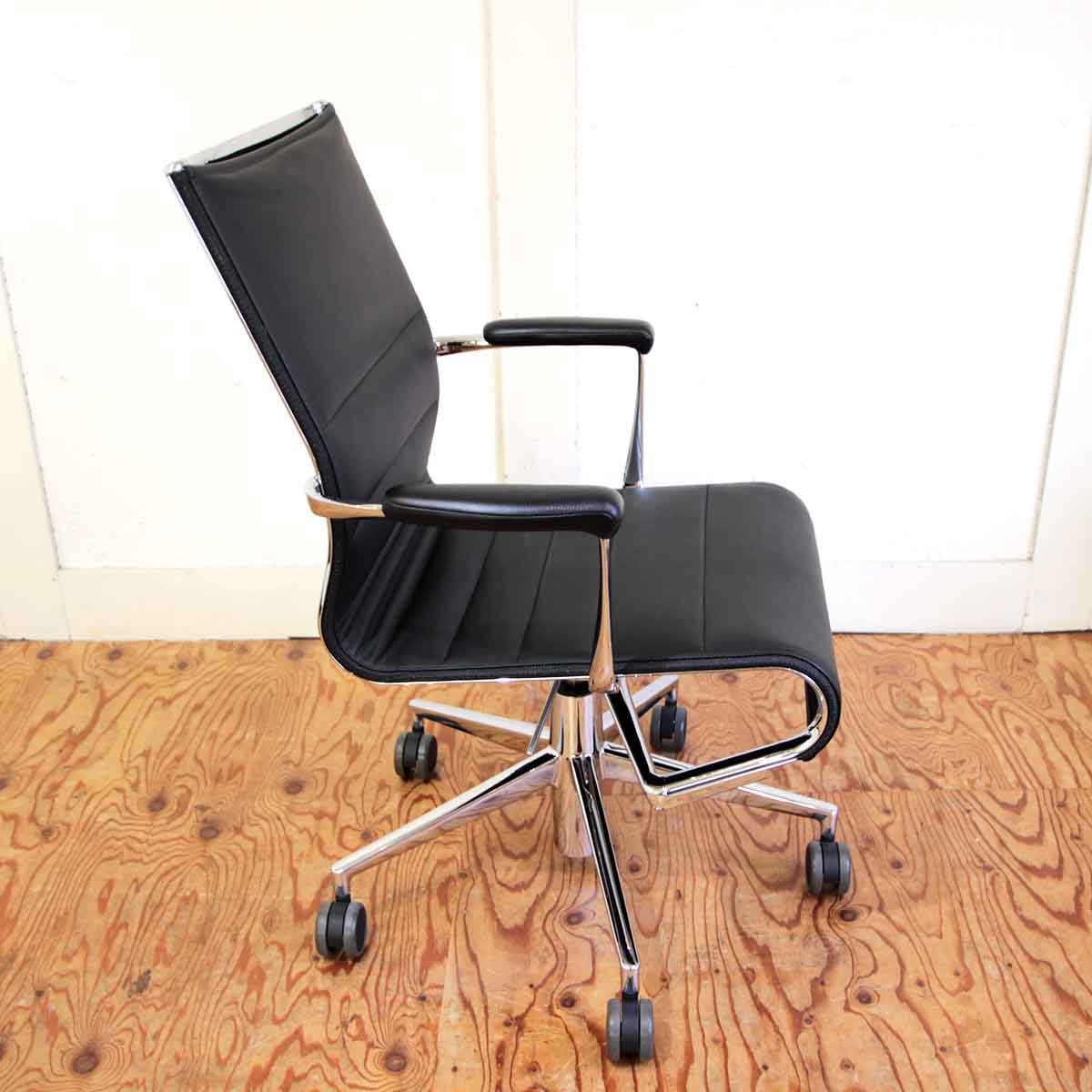 カッシーナ・イクスシー / Cassina ixc. ローリングフレームプラス ティルト キャスタースウィベルアームチェア アルベルト・メダ 中古