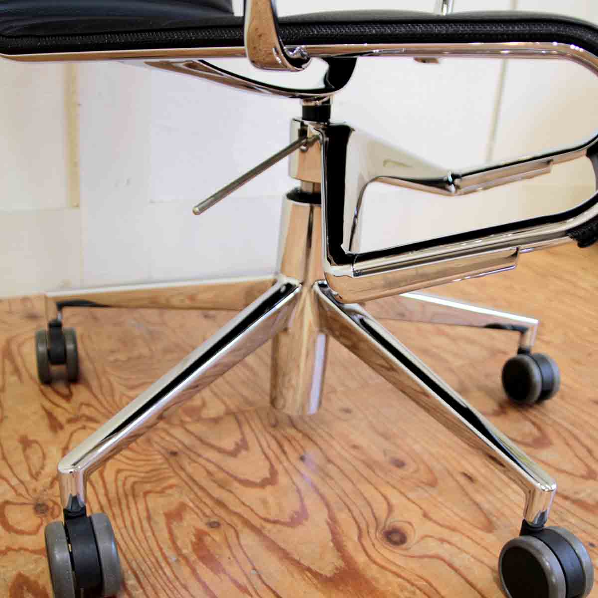 カッシーナ・イクスシー / Cassina ixc. ローリングフレームプラス ティルト キャスタースウィベルアームチェア アルベルト・メダ 中古