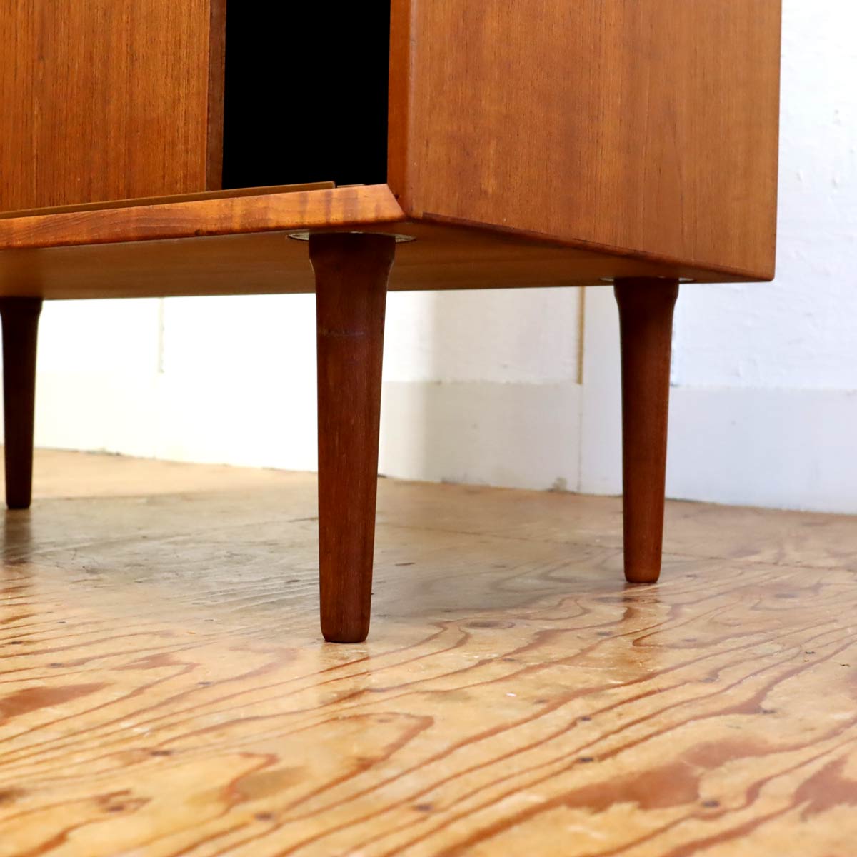 LYBY Mobler カップボード ディスプレイシェルフ 飾り棚 ガラス扉 デンマーク製 北欧家具 ヴィンテージ