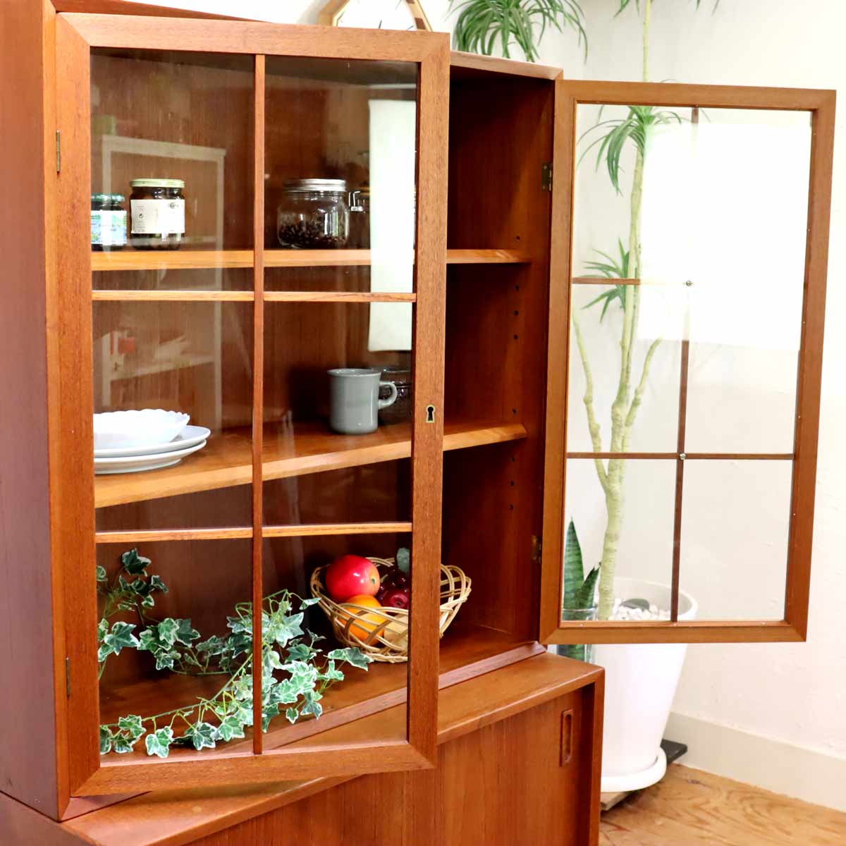 LYBY Mobler カップボード ディスプレイシェルフ 飾り棚 ガラス扉 デンマーク製 北欧家具 ヴィンテージ