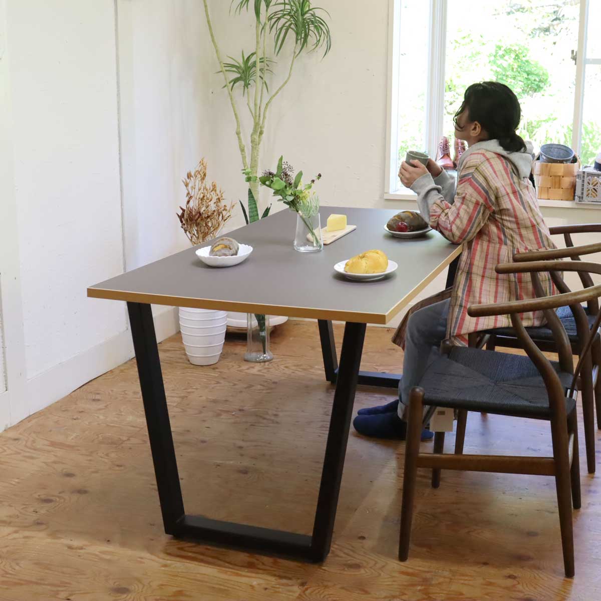 Kanademono / 金物家具のかなでもの THE TABLE リノリウム MAUVE TRAPEZOID Black Steel ダイニングテーブル  中古