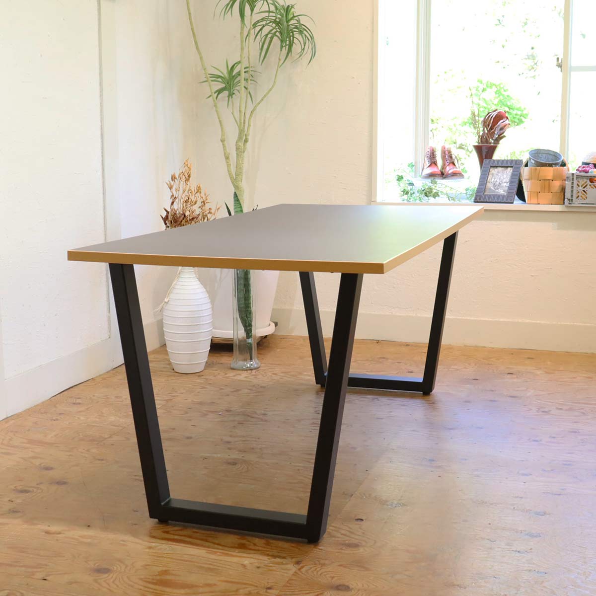 Kanademono / 金物家具のかなでもの THE TABLE リノリウム MAUVE TRAPEZOID Black Steel ダイニングテーブル  中古
