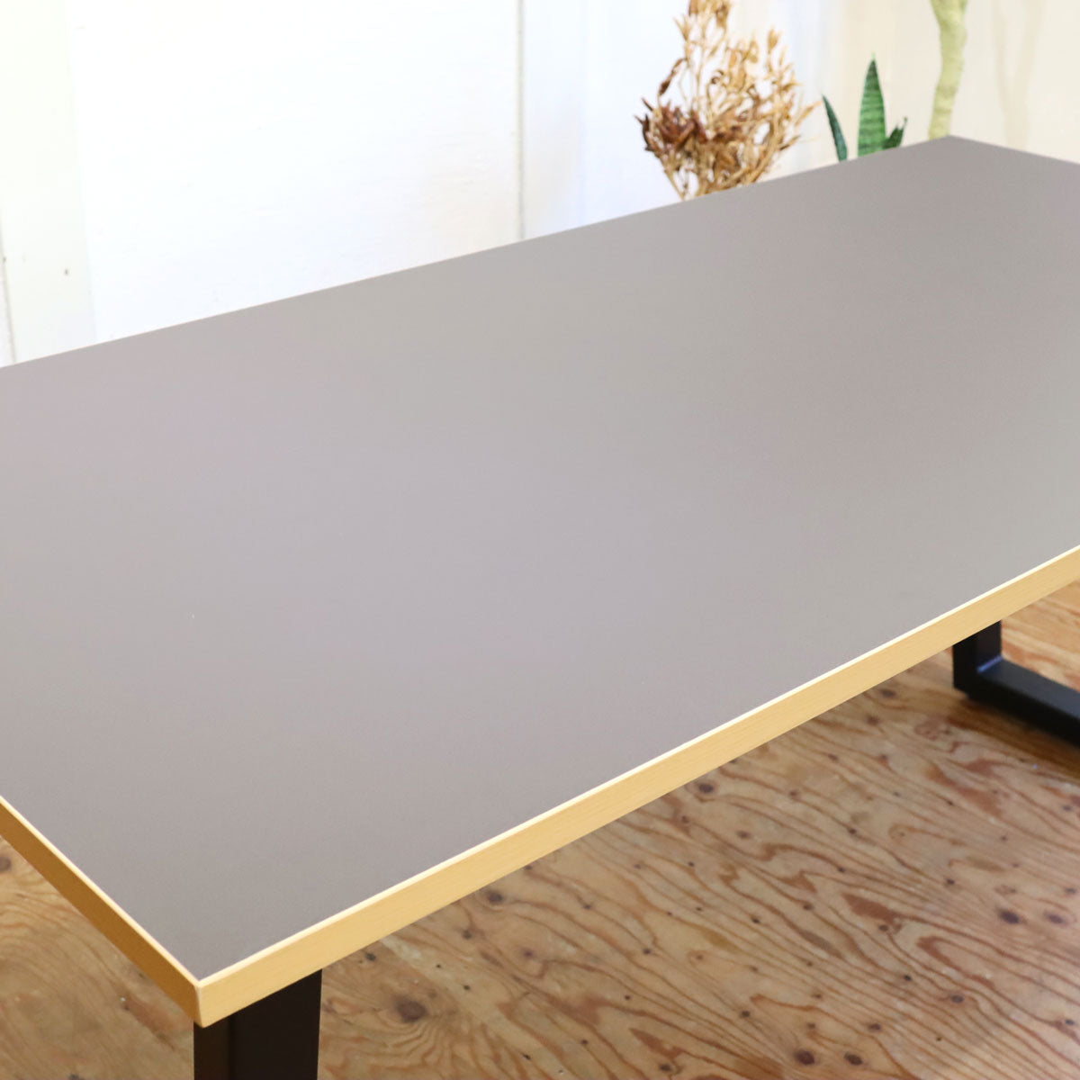 Kanademono / 金物家具のかなでもの THE TABLE リノリウム MAUVE TRAPEZOID Black Steel ダイニングテーブル  中古