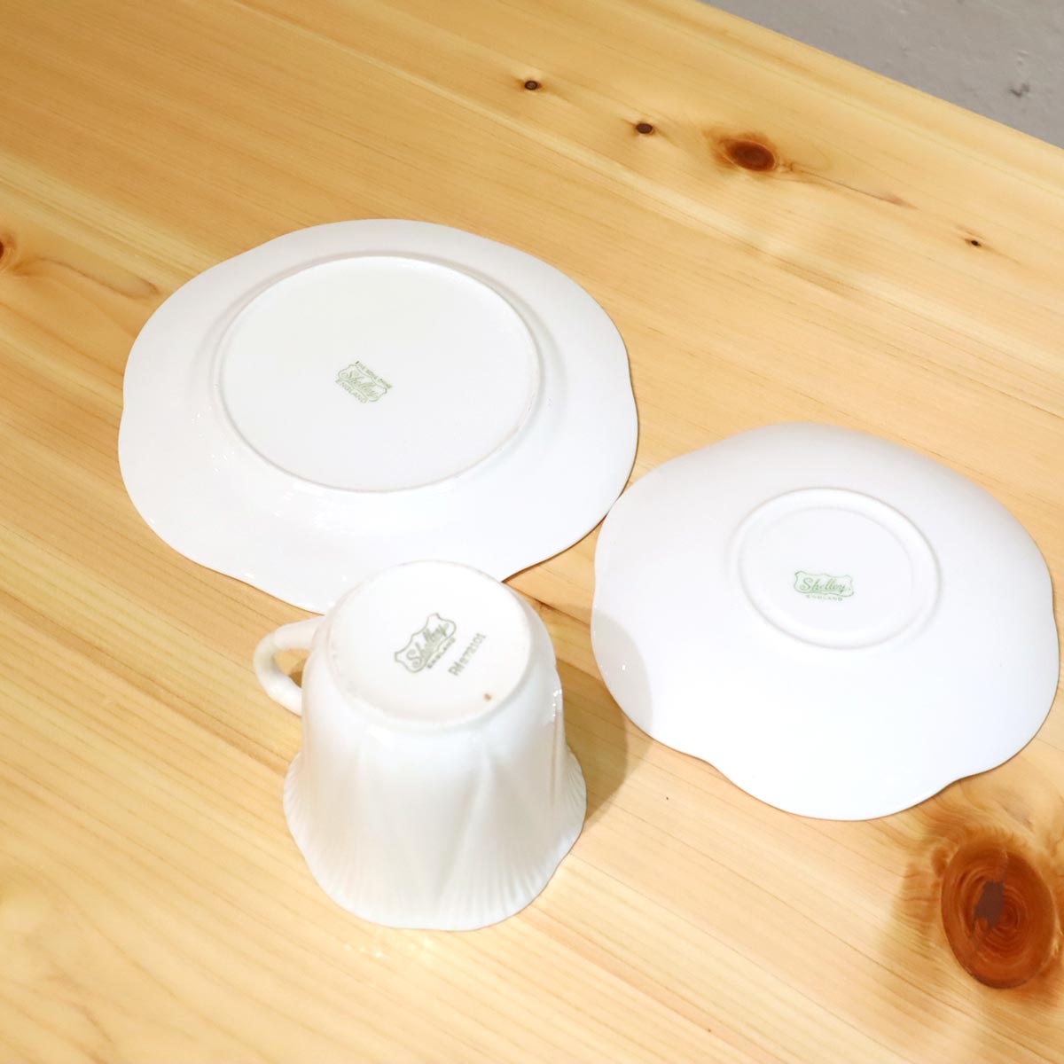 シェリー / shelley デインティホワイト  カップ&ソーサー&プレート トリオ  イギリス製 ヴィンテージ
