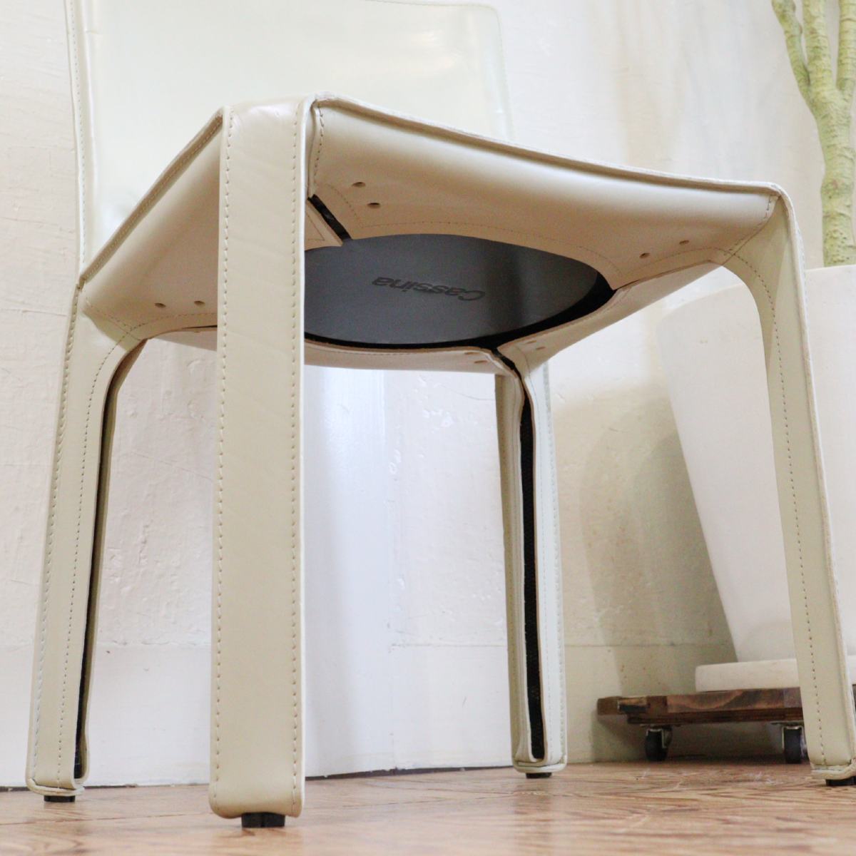 カッシーナ / Cassina キャブ アームレスチェア 412 CAB マットアイボリー マリオ・ベリーニ キャブチェア 中古