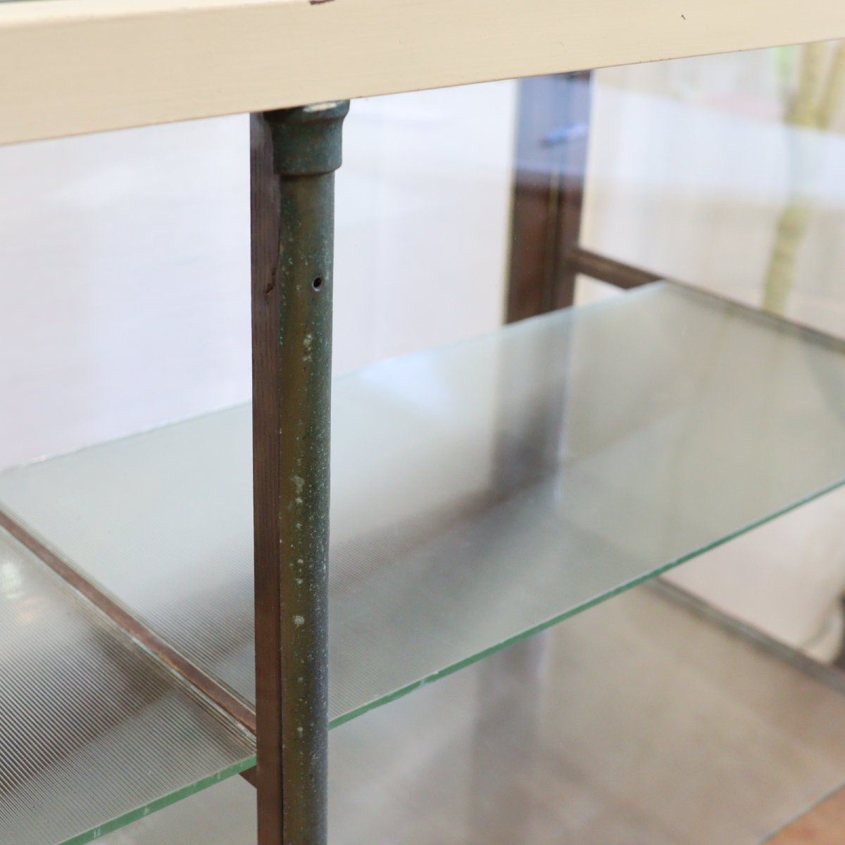 ホワイトベースのカウンターショーケース ディスプレイケース コレクションボード 店舗什器 中古