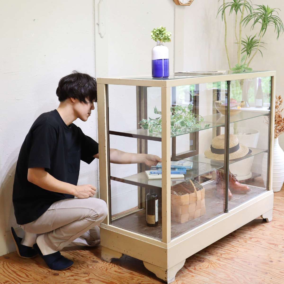 ホワイトベースのカウンターショーケース ディスプレイケース コレクションボード 店舗什器 中古