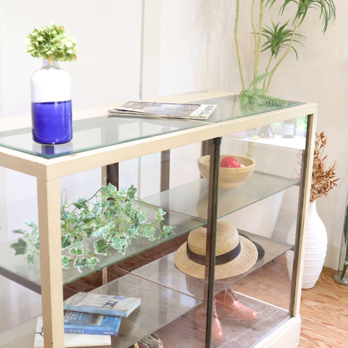 ホワイトベースのカウンターショーケース ディスプレイケース コレクションボード 店舗什器 中古