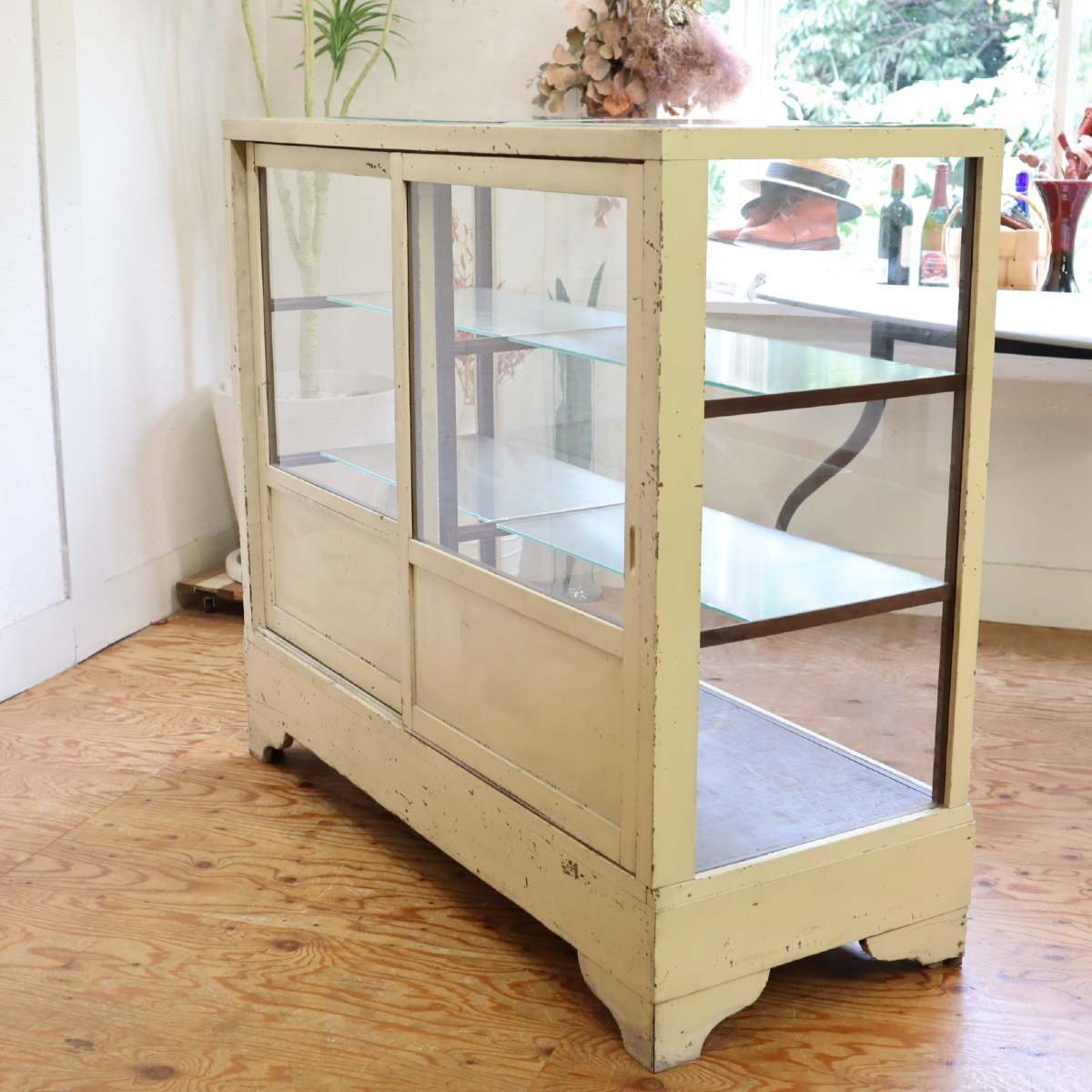 ホワイトベースのカウンターショーケース ディスプレイケース コレクションボード 店舗什器 中古