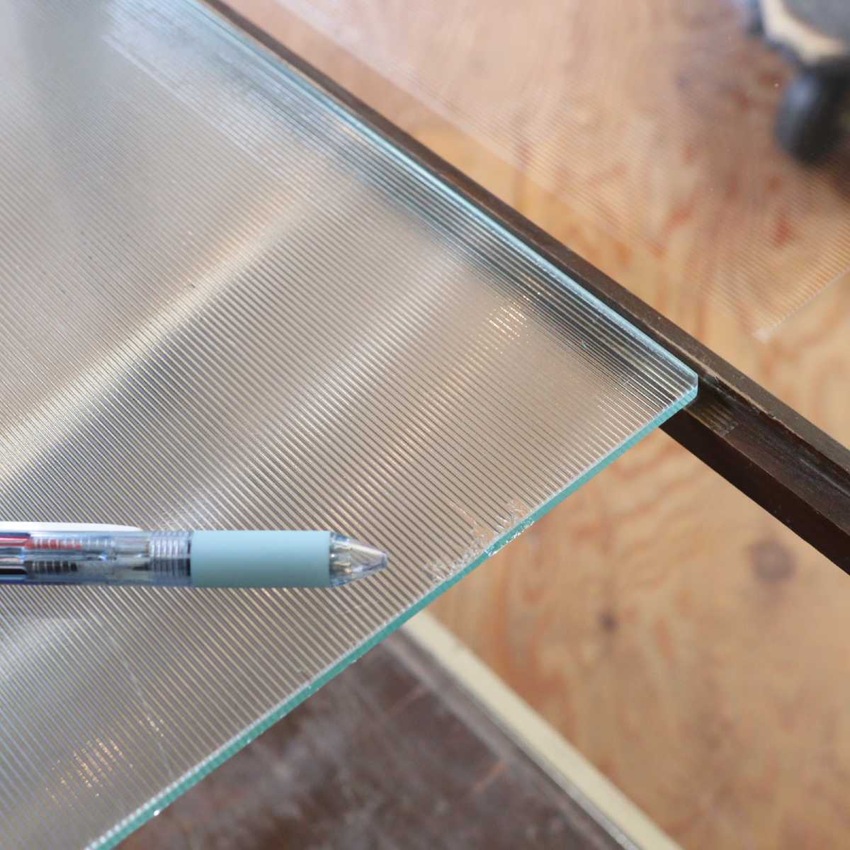 ホワイトベースのカウンターショーケース ディスプレイケース コレクションボード 店舗什器 中古