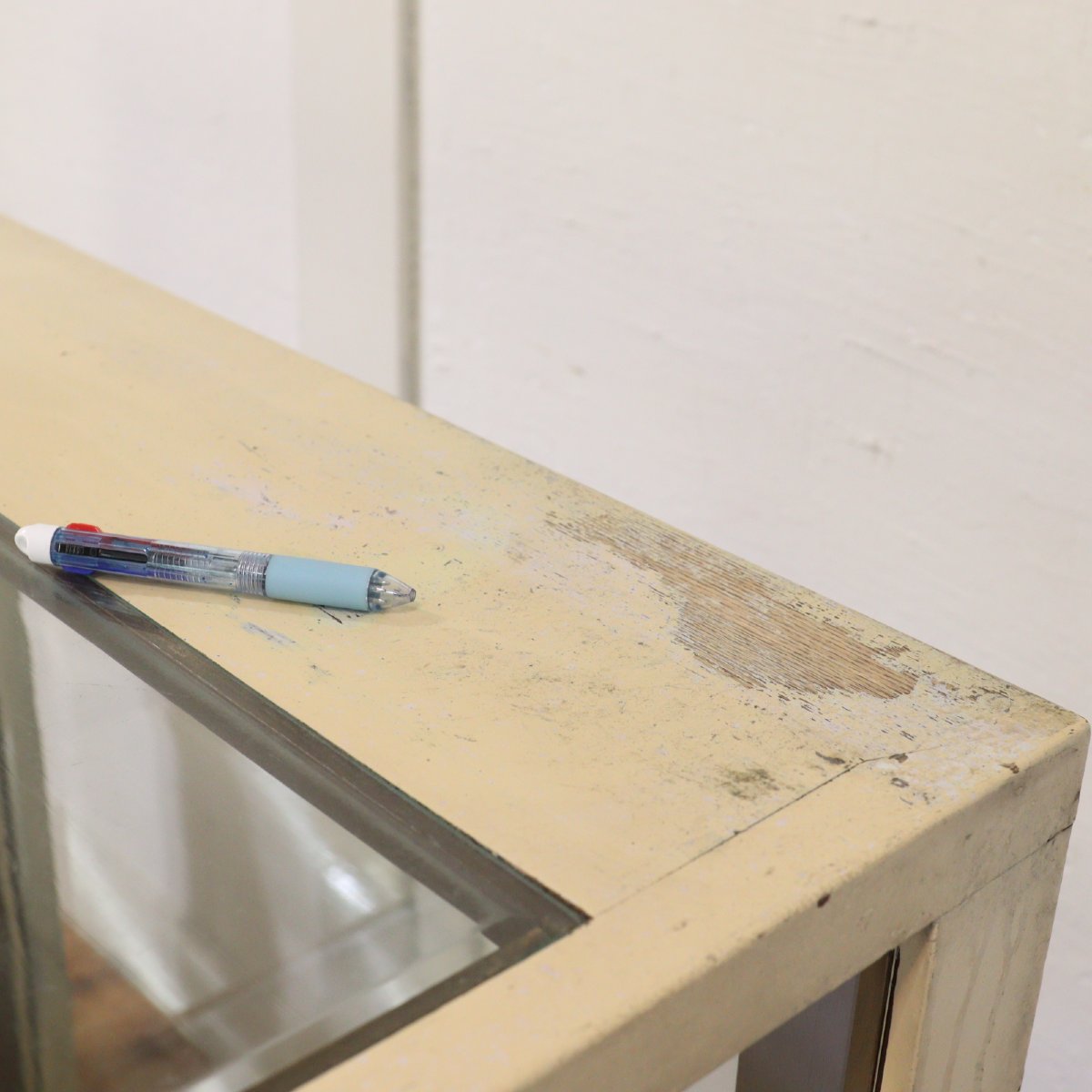 ホワイトベースのカウンターショーケース ディスプレイケース コレクションボード 店舗什器 中古