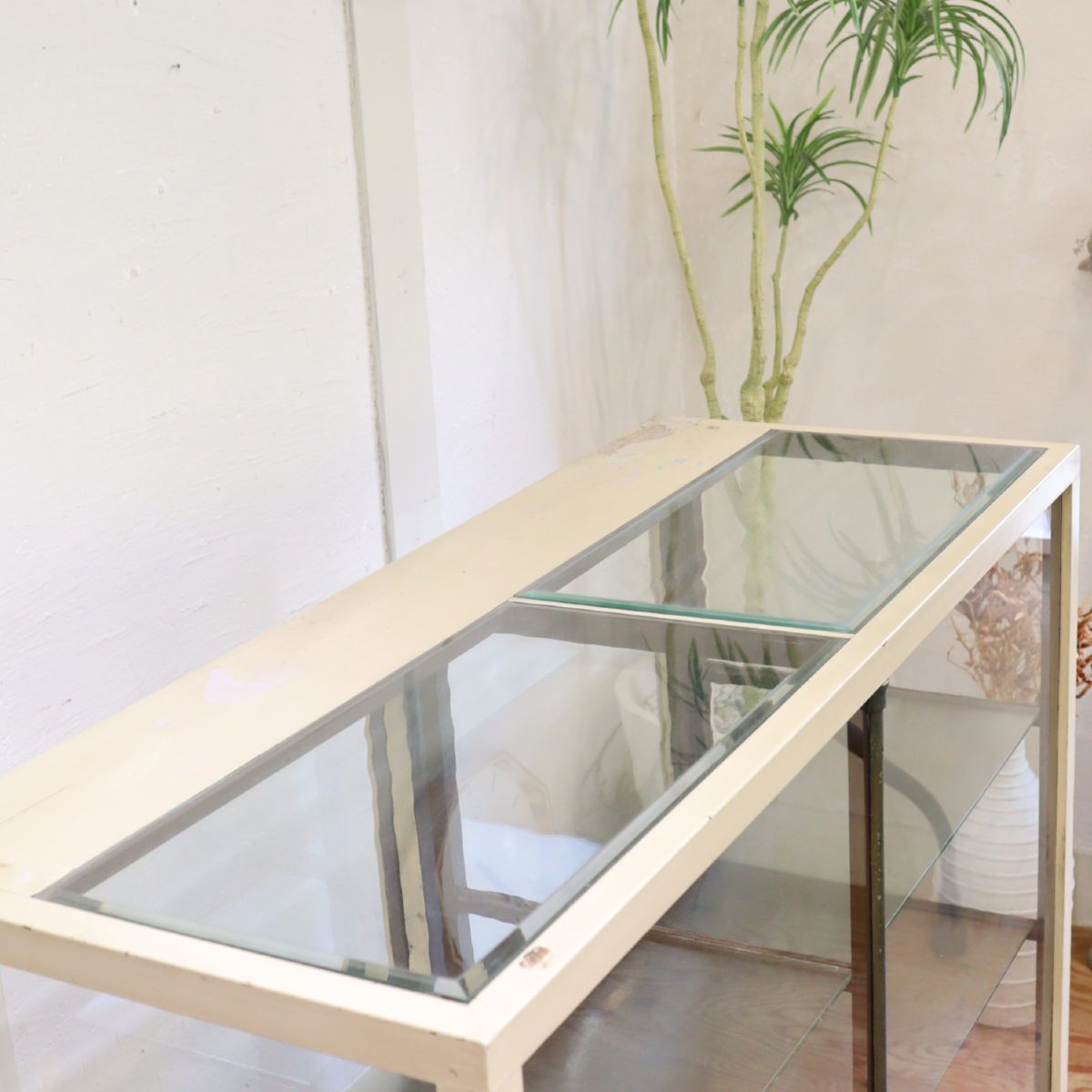 ホワイトベースのカウンターショーケース ディスプレイケース コレクションボード 店舗什器 中古