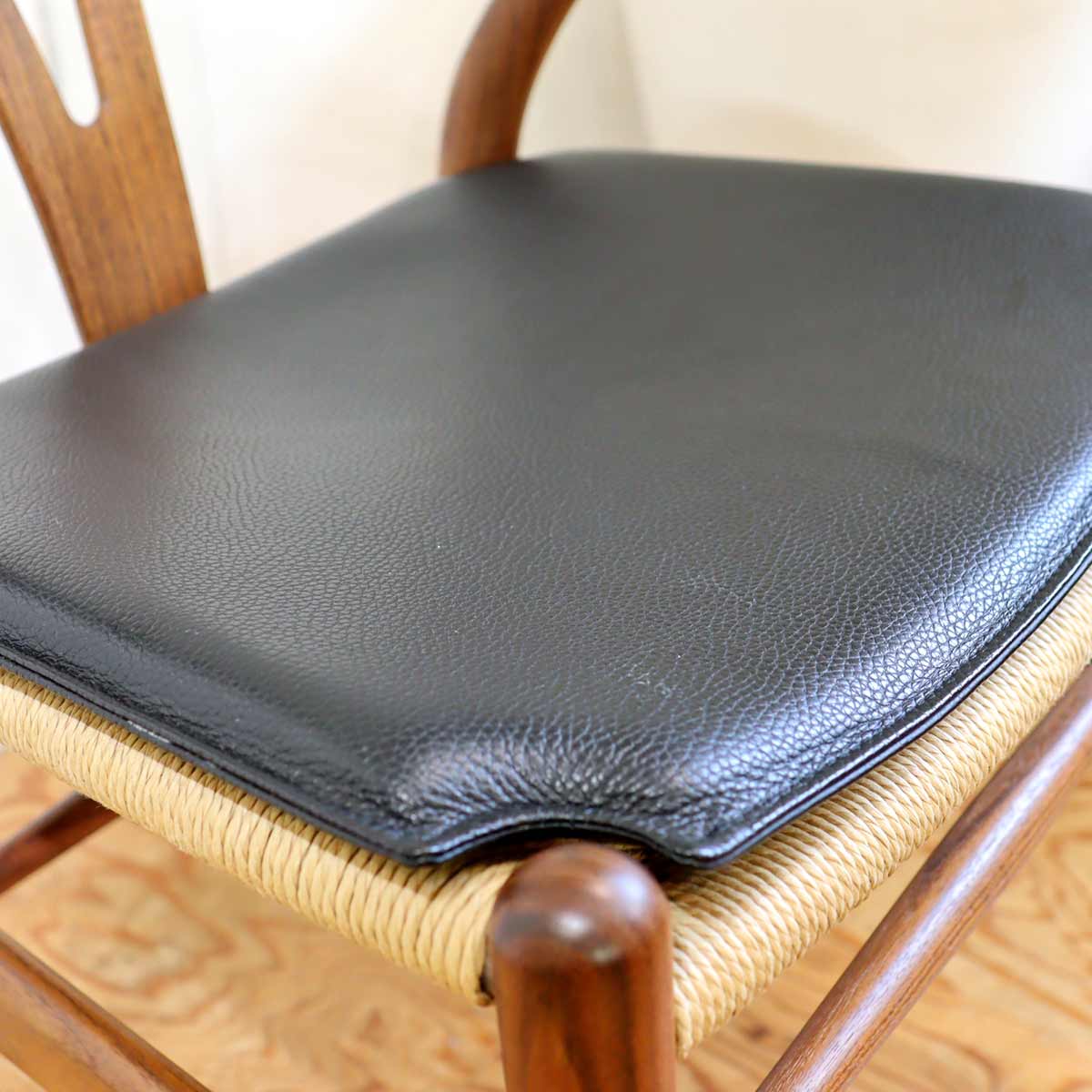 カールハンセン&サン / Carl Hansen & Søn Yチェア CH24 【1】ハンスJ.ウェグナー ウォールナット ナチュラルペーパーコード クッション付き 中古