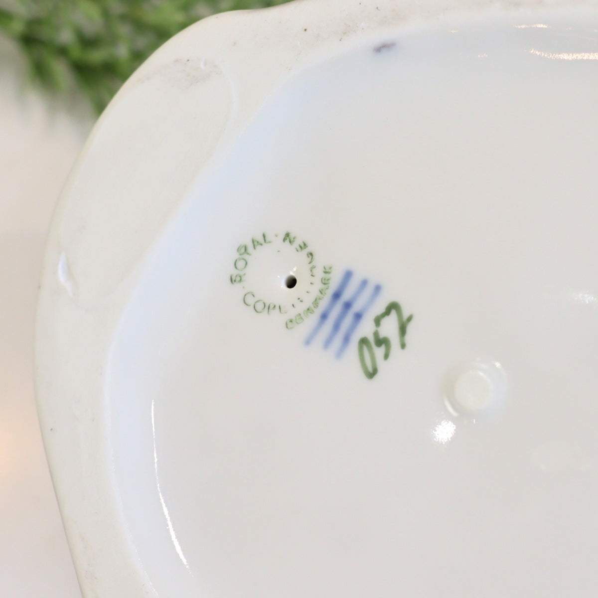 ロイヤルコペンハーゲン / ROYAL COPENHAGEN 眠り猫 フィギュリン 陶器 置物 中古