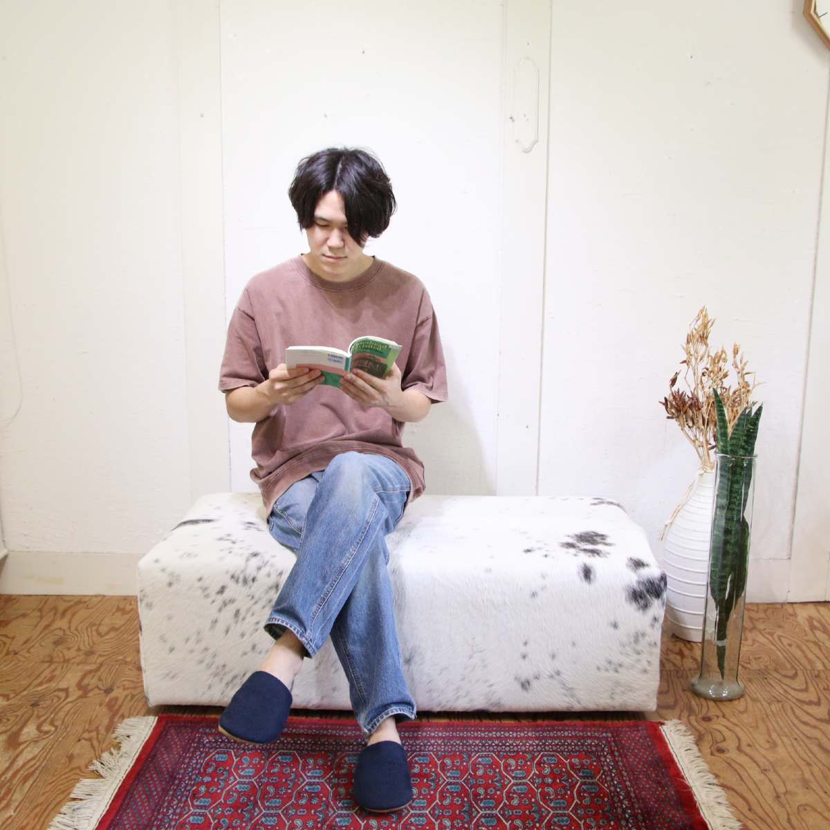 ハラコ張りベンチシート スツール 大きめオットマン 牛柄 まだら模様 展示品