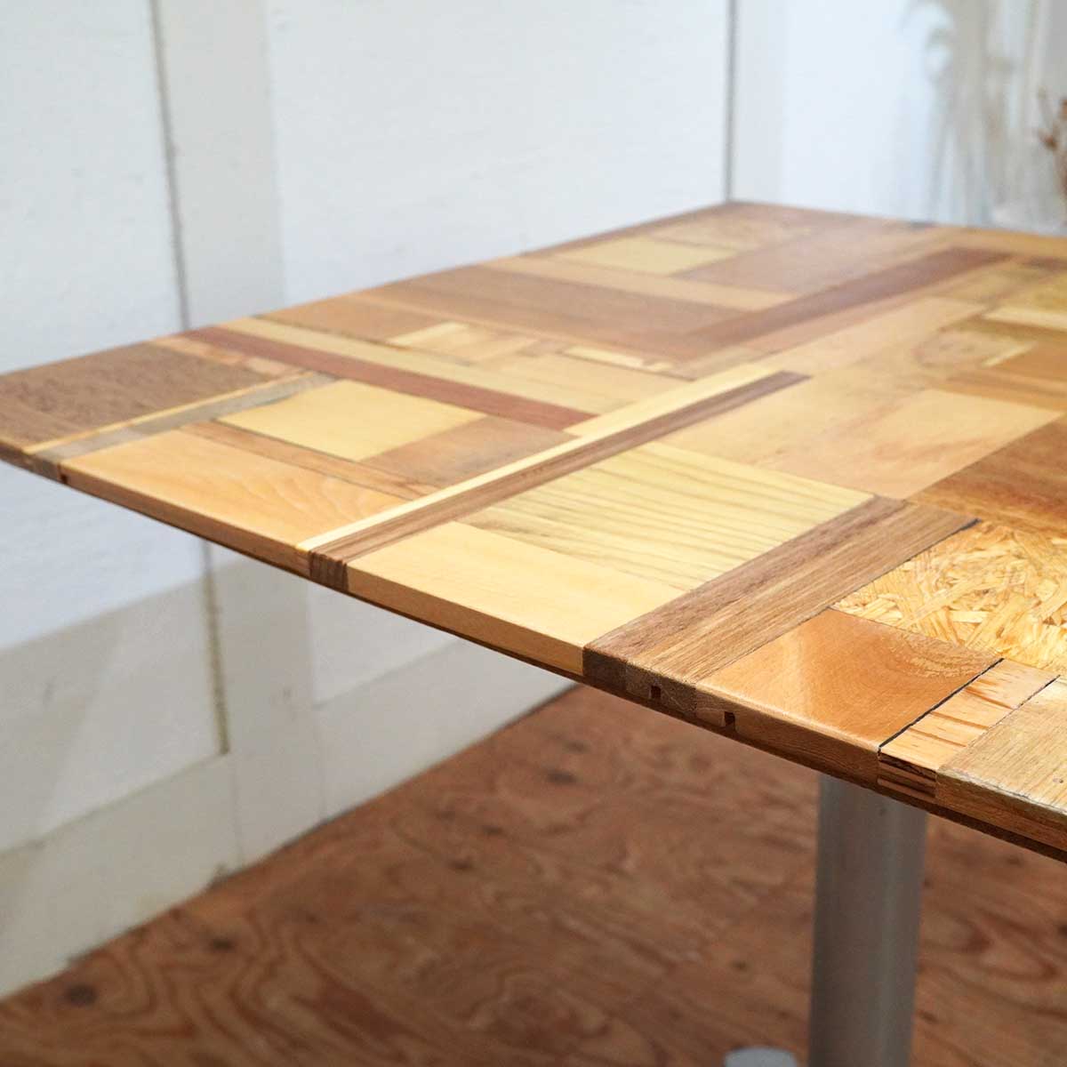 リバイブモブラープロジェクト 不要になった古い家具の木材の細切れから作った一本脚のテーブル スクラップウッドテーブル【1】 SDGs 地球環境にいちばん優しい家具