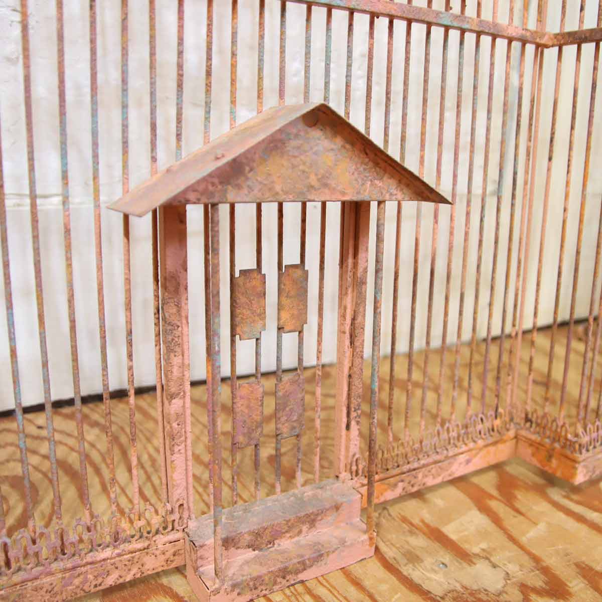 アイアン ウォールデコ 壁飾り お城 ピンク ヴィンテージ調 中古
