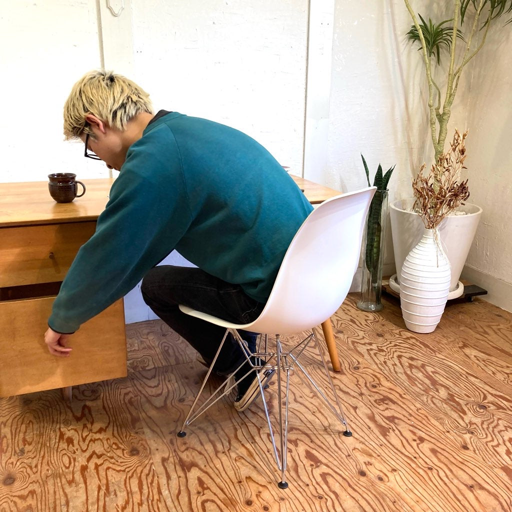 ハーマンミラー / Herman Miller ヴィトラ / Vitra サイドシェルチェア ホワイト エッフェルベース チャールズ&レイ・イームズ 中古