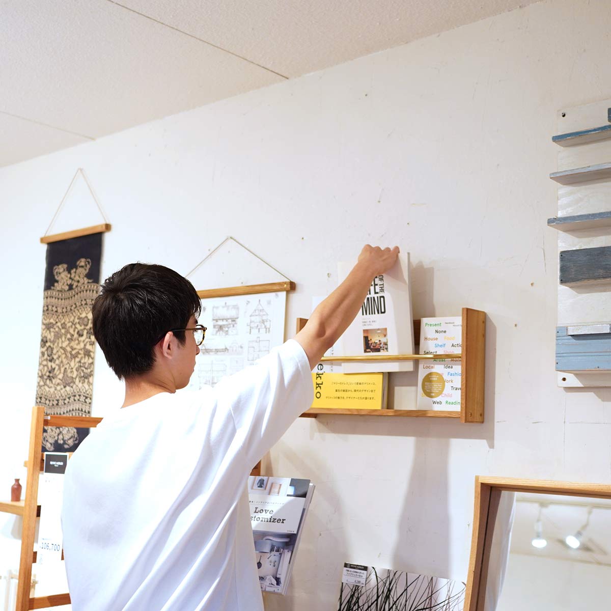 リバイブモブラープロジェクト 不要になった古い家具の木材から作ったウォールラック オーク SDGs