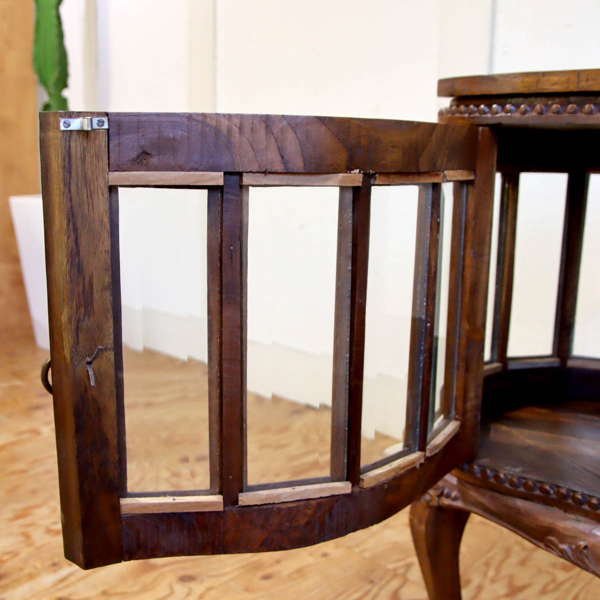 チーク材 飾り棚 クラシックなショーケース アジアン調 アンティーク調 中古