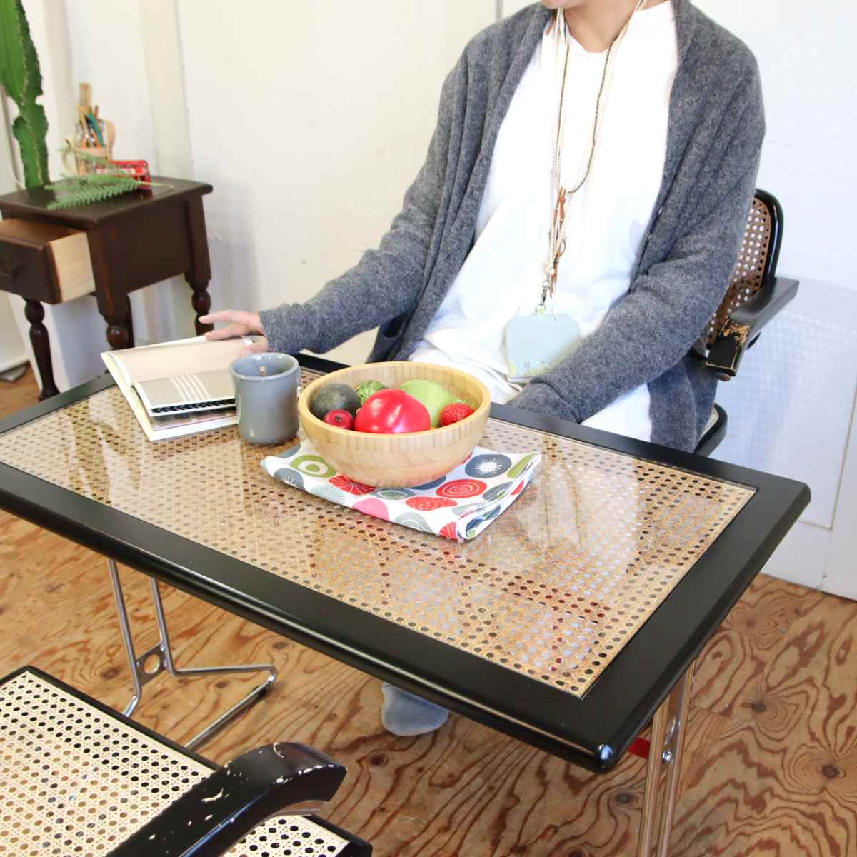 籐張り ガラステーブル ポストモダンなカフェテーブル ラタン 中古