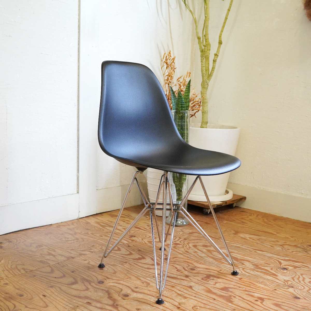 ハーマンミラー / Herman Miller サイドシェルチェア ブラック チャールズ&レイ・イームズ エッフェルベース 中古